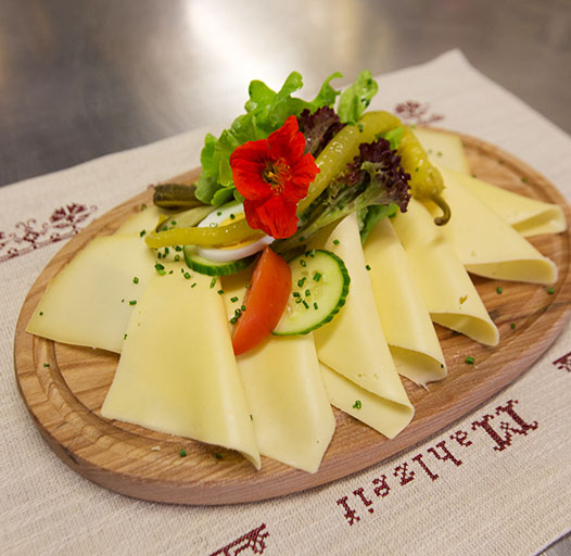 Bergrestaurant mit regionalen Spezialitäten – Käsebrot